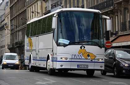 Autobusová a autokarová pohledniíce z prosluněné Paříže 