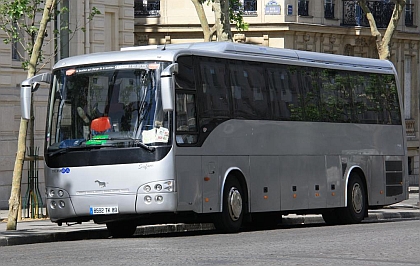 Autobusová a autokarová pohledniíce z prosluněné Paříže 