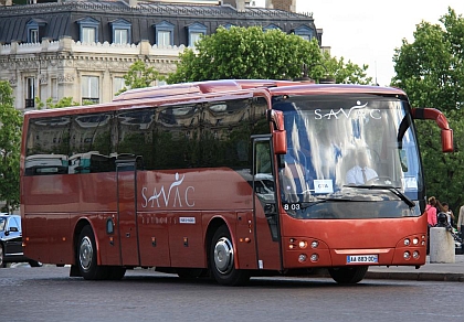 Autobusová a autokarová pohledniíce z prosluněné Paříže 