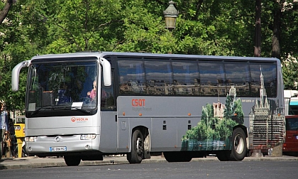 Autobusová a autokarová pohledniíce z prosluněné Paříže 