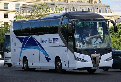 Autobusová a autokarová pohledniíce z prosluněné Paříže 