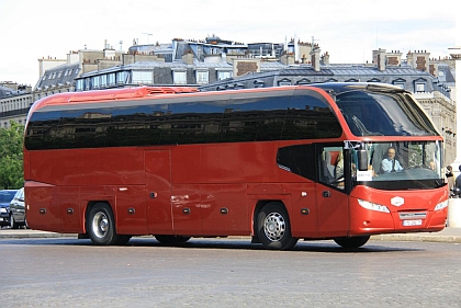 Autobusová a autokarová pohledniíce z prosluněné Paříže 