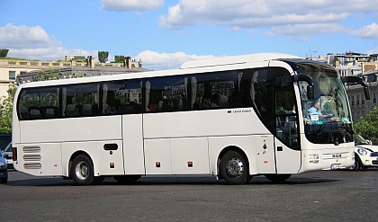 Autobusová a autokarová pohledniíce z prosluněné Paříže 