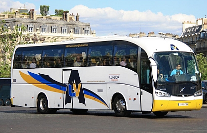 Autobusová a autokarová pohledniíce z prosluněné Paříže 