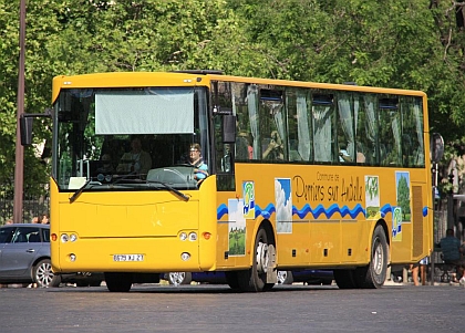 Autobusová a autokarová pohledniíce z prosluněné Paříže 