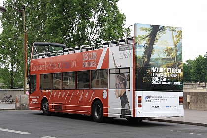 Autobusová a autokarová pohledniíce z prosluněné Paříže 