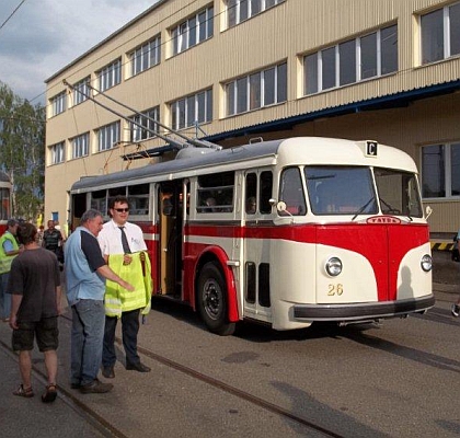 Historická vozidla veřejné dopravy v Ostravě v podvečer sobotní Muzejní noci 