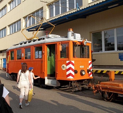 Historická vozidla veřejné dopravy v Ostravě v podvečer sobotní Muzejní noci 