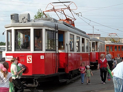 Historická vozidla veřejné dopravy v Ostravě v podvečer sobotní Muzejní noci 