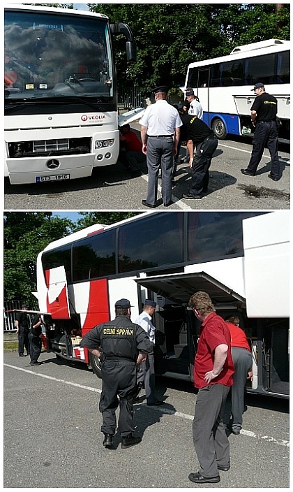 Celníci a psovodi  cvičně vyhledávali drogy v autobusech Veolia Transport Morava