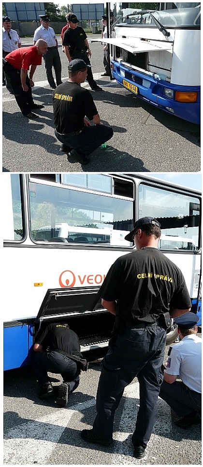 Celníci a psovodi  cvičně vyhledávali drogy v autobusech Veolia Transport Morava