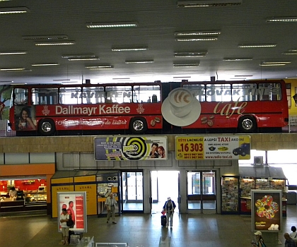 Další červený  'cafe' autobus najdete v Bratislavě