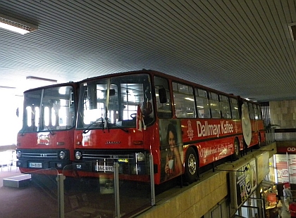 Další červený  'cafe' autobus najdete v Bratislavě