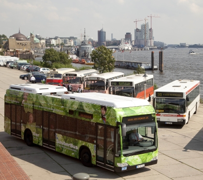 Čtyři  autobusy Mercedes-Benz Citaro FuelCELL-Hybrid v běžném provozu