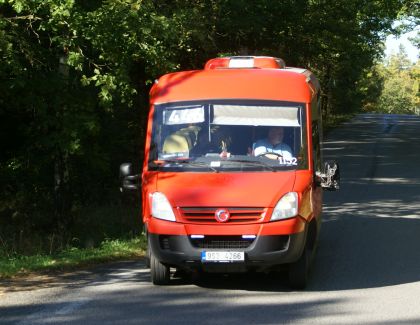 Malokapacitní Stratos na lesní zastávce linky 446 Kytín - Malá Svatá Hora 