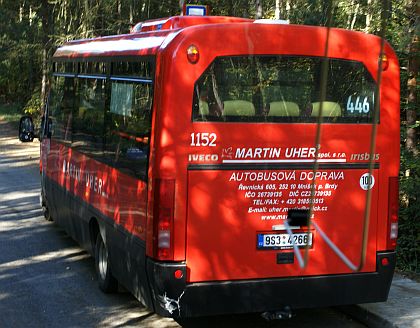 Malokapacitní Stratos na lesní zastávce linky 446 Kytín - Malá Svatá Hora 