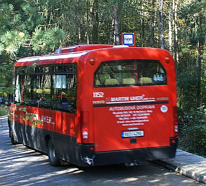 Malokapacitní Stratos na lesní zastávce linky 446 Kytín - Malá Svatá Hora 