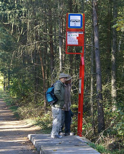 Malokapacitní Stratos na lesní zastávce linky 446 Kytín - Malá Svatá Hora 