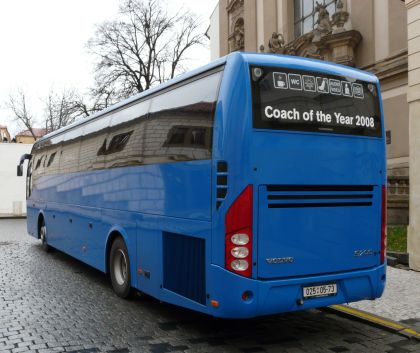 Z Pražského hradu - autokar Volvo Hradní stráže a Karosa Policie ČR