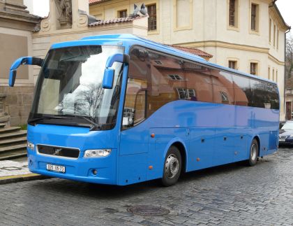 Z Pražského hradu - autokar Volvo Hradní stráže a Karosa Policie ČR