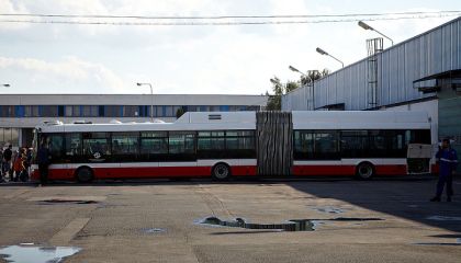 Ze Dne otevřených dveří DPP: Záběry z garáží Praha - Řepy