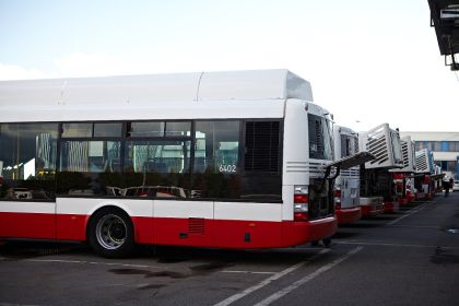 Ze Dne otevřených dveří DPP: Záběry z garáží Praha - Řepy