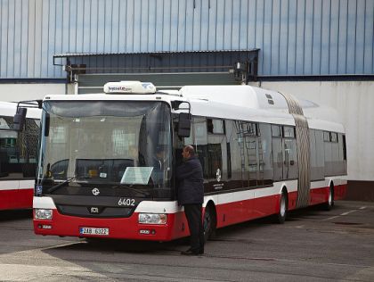 Ze Dne otevřených dveří DPP: Záběry z garáží Praha - Řepy