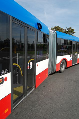 Solaris Urbino 18 u dopravce Veolia Transport Praha v barevném provedení PID