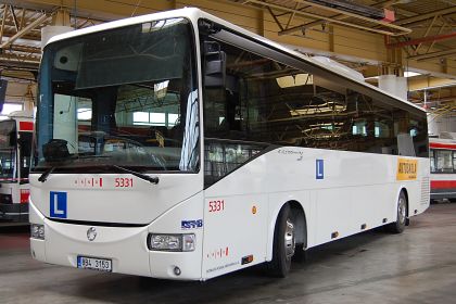 Nový autobus Crossway - výcvikové vozidlo autoškoly DPMB na snímcích Jana Havíře