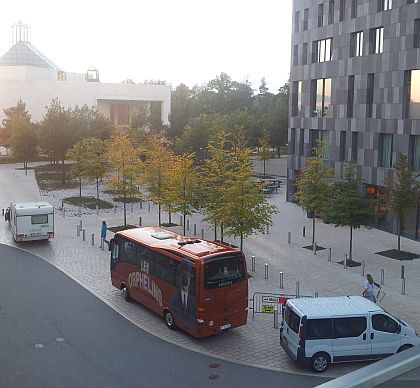 Záběry malokapacitního autobusu Isuzu z natáčení filmu 