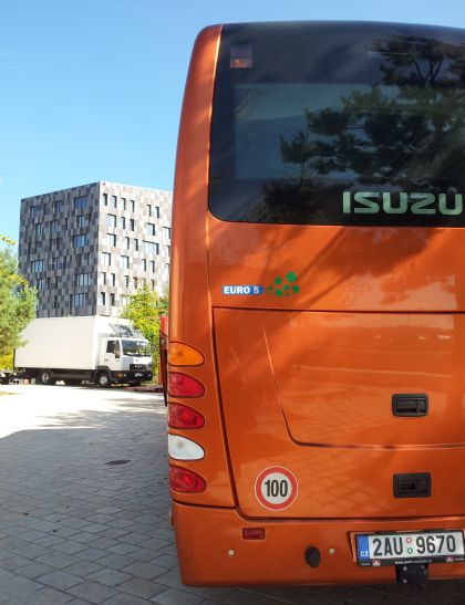 Záběry malokapacitního autobusu Isuzu z natáčení filmu 