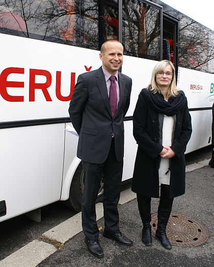 Ve speciálním autobuse s dětskými sedačkami se budou moci od 23.11. vozit 