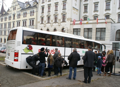 Ve speciálním autobuse s dětskými sedačkami se budou moci od 23.11. vozit 