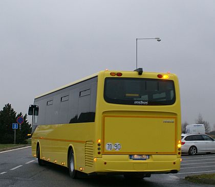 Žluté školní autobusy Recréo na cestě do Francie. Dva autobusy z  větší dodávky 