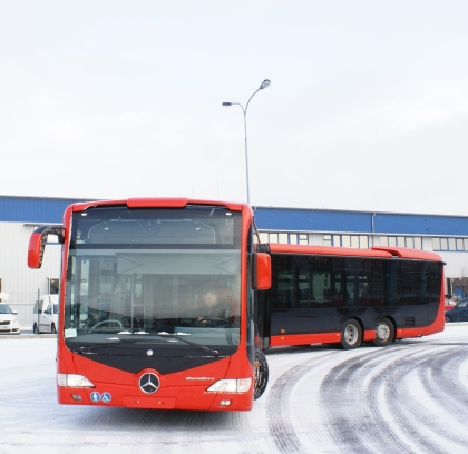 Úvodní záběry: Mercedes-Benz CapaCity  pro Bratislavu na zastávce v Praze