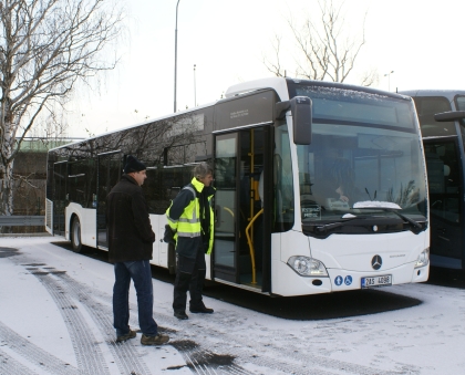 Úvodní záběry: Mercedes-Benz CapaCity  pro Bratislavu na zastávce v Praze