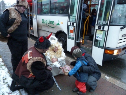 Mikulášská ohlédnutí 2012: Čertovský autobus svezl děti v České Lípě 