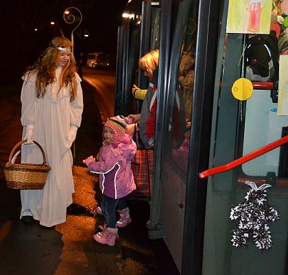 Mikulášská ohlédnutí: V Chrudimi a Kolíně jezdil červený Mikulášský autobus 