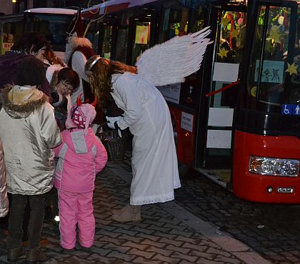 Mikulášská ohlédnutí: V Chrudimi a Kolíně jezdil červený Mikulášský autobus 