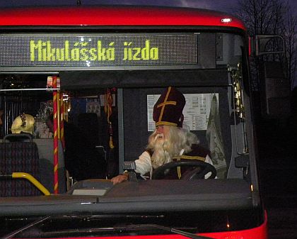 Mikulášská ohlédnutí: V Chrudimi a Kolíně jezdil červený Mikulášský autobus 