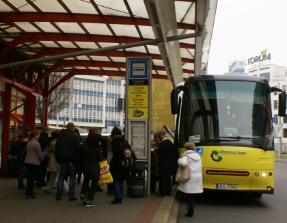 Záběry Bovy Futury v Liberci na odjezdu linky Liberec  - Praha DPMLJ