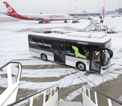 Elektrobus Solaris testovaný na letišti Hamburg