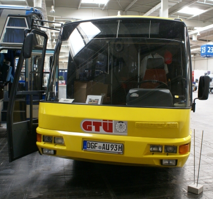 Ještě něco z Hannoveru: Malokapacitní Neoplan s kompozitní karosérií