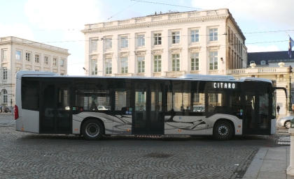 Čínský sen v Bruselu. Dvanáctimetrový elektrobus  testuje 