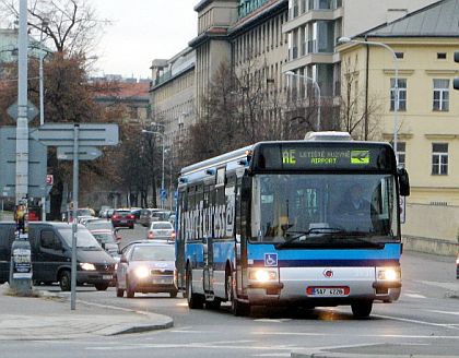 Záběry pražských autobusů Irisbus Citybus pro linku AE v modrém designu ČD