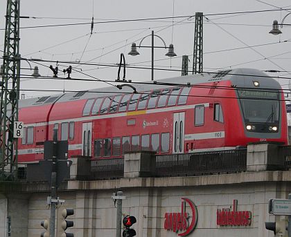 Dopravní pohlednice z Drážďan I. Hop On Hop Off, autobus DB  do Berlína