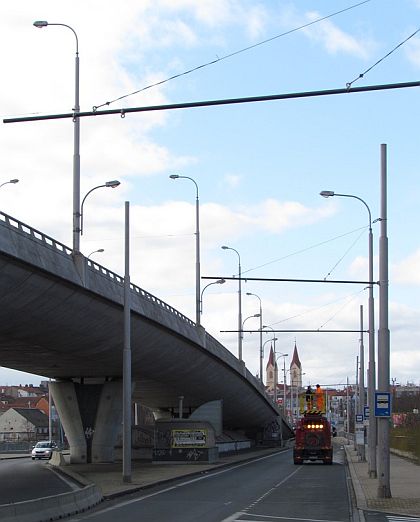 Práce na propojení trolejbusových tratí v Plzni novou částí pokračují