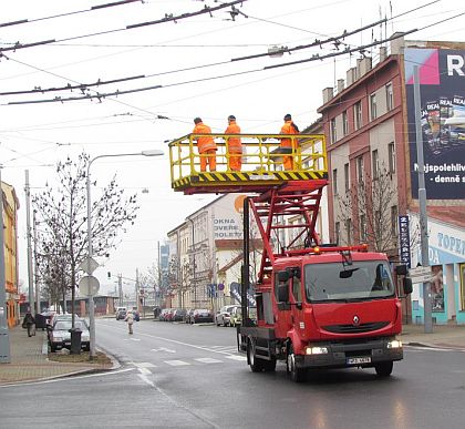 Práce na propojení trolejbusových tratí v Plzni novou částí pokračují