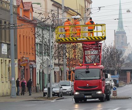 Práce na propojení trolejbusových tratí v Plzni novou částí pokračují