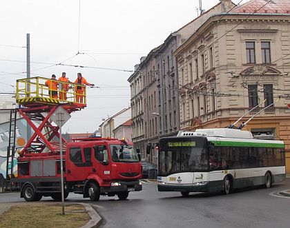 Práce na propojení trolejbusových tratí v Plzni novou částí pokračují